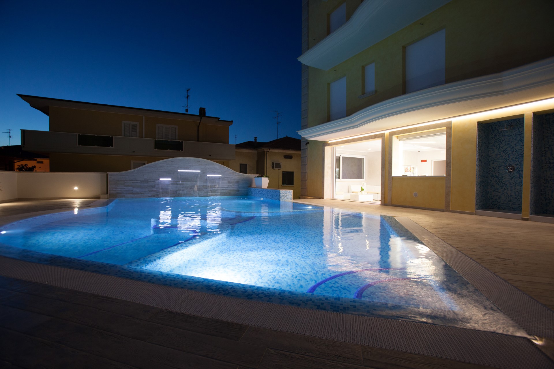 piscina notte hotel borcay alba adriatica